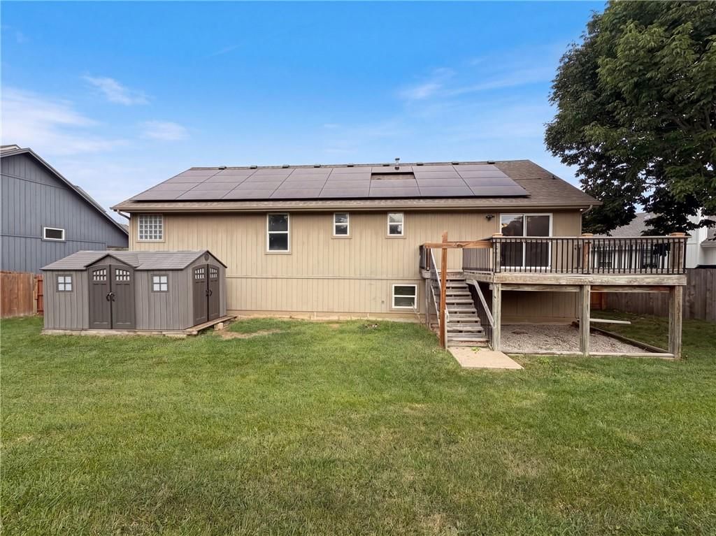 Fenced yard at 403 S Lakeshore Drive, Raymore, MO 64083