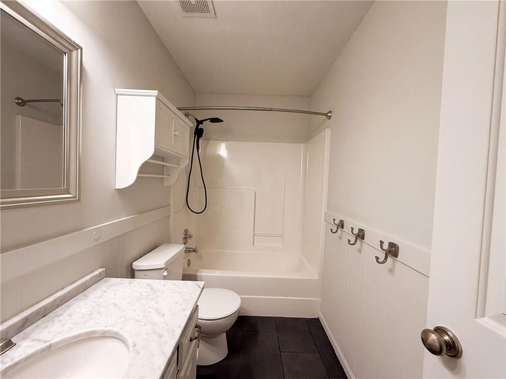 Photo 8 of 20 - 403 S Lakeshore Drive, Raymore, MO 64083