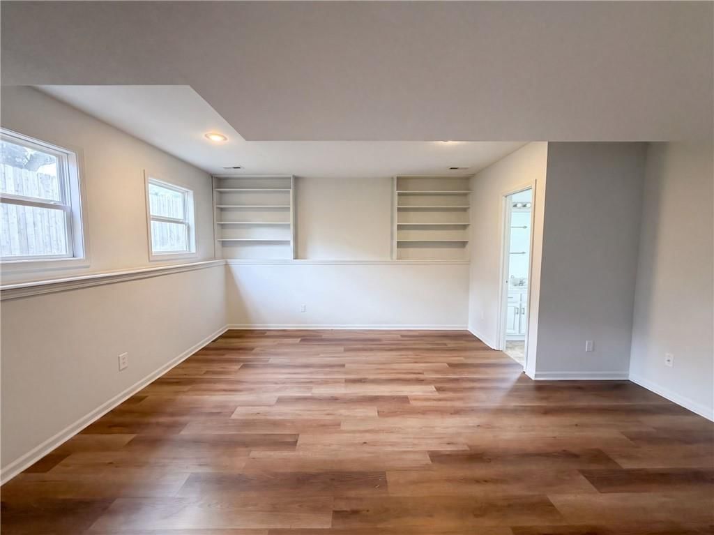 Photo 11 of 20 - 403 S Lakeshore Drive, Raymore, MO 64083