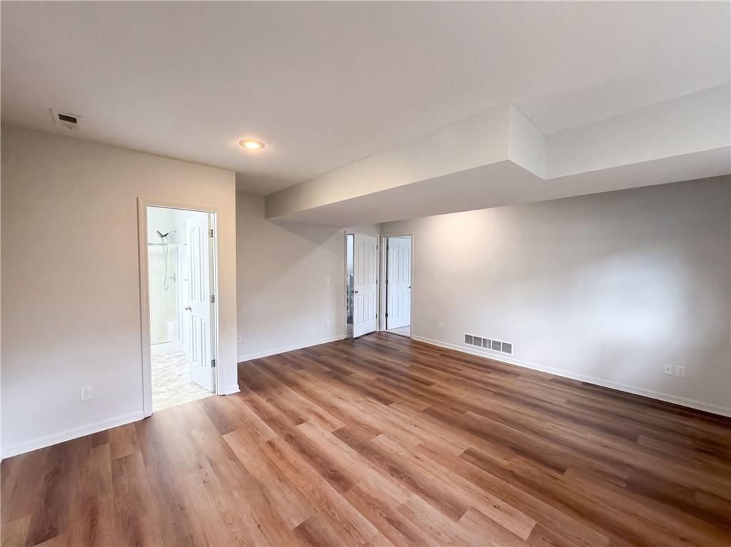 Photo 12 of 20 - 403 S Lakeshore Drive, Raymore, MO 64083
