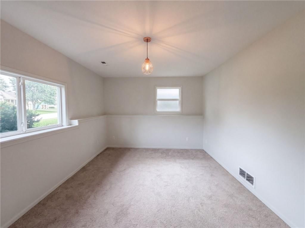 Photo 13 of 20 - 403 S Lakeshore Drive, Raymore, MO 64083