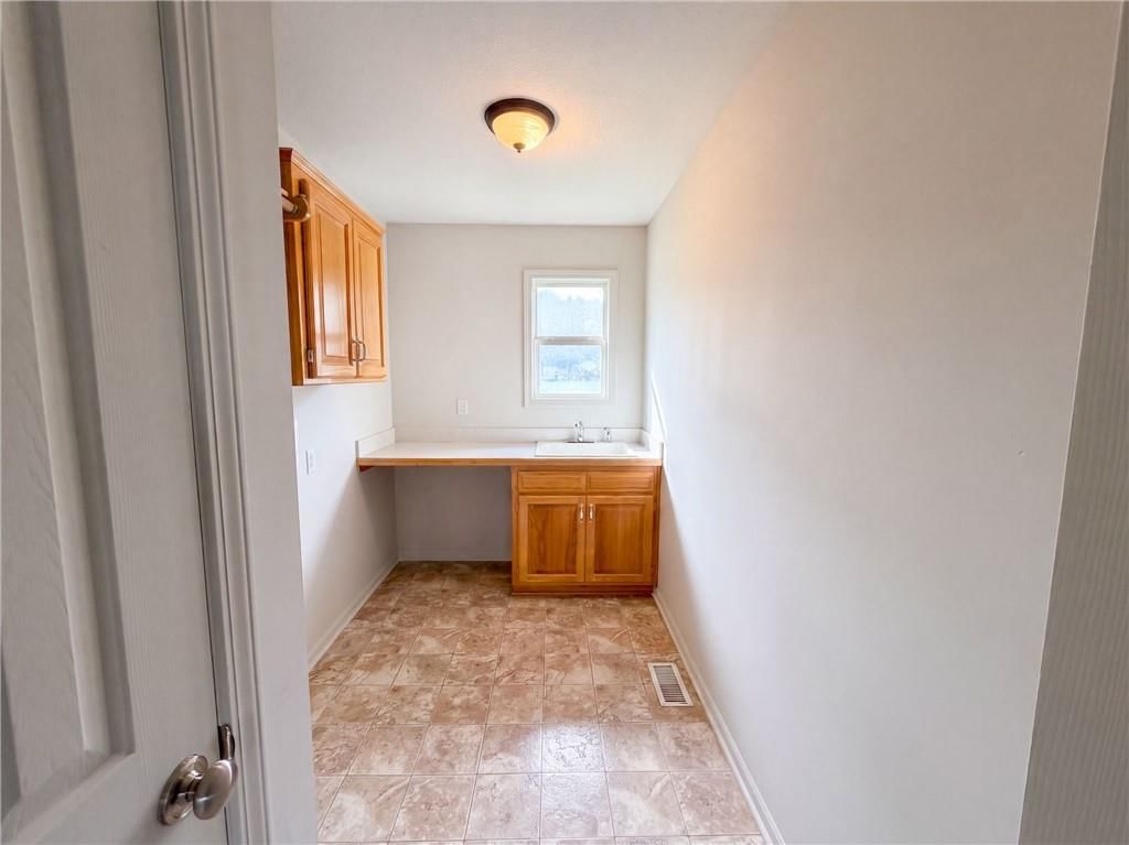 Photo 14 of 20 - 403 S Lakeshore Drive, Raymore, MO 64083