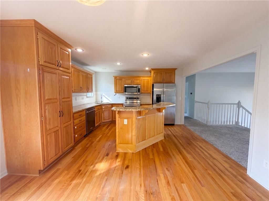 Photo 16 of 20 - 403 S Lakeshore Drive, Raymore, MO 64083