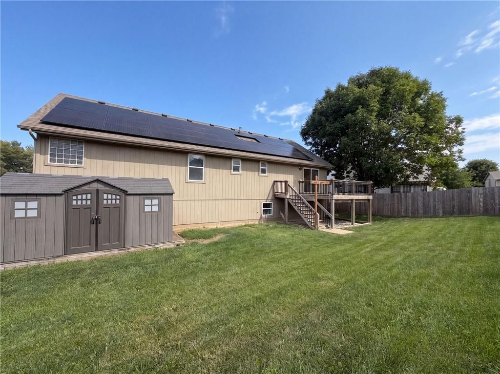 Photo 18 of 20 - 403 S Lakeshore Drive, Raymore, MO 64083