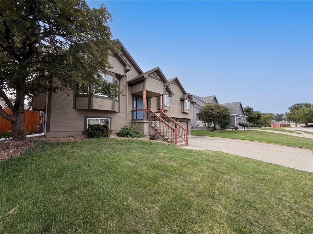 Photo 19 of 20 - 403 S Lakeshore Drive, Raymore, MO 64083
