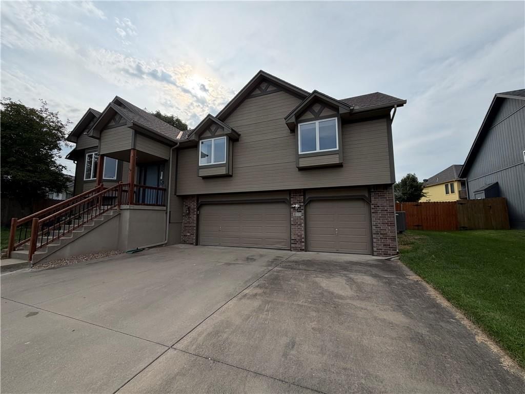 Photo 20 of 20 - 403 S Lakeshore Drive, Raymore, MO 64083