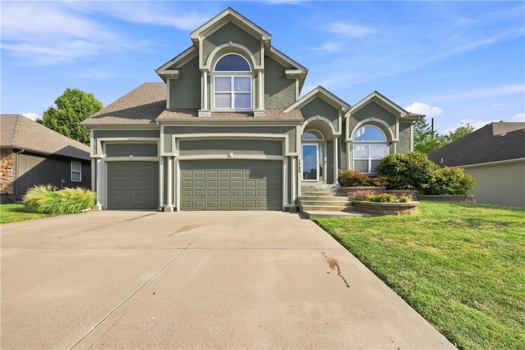 1208 NW Cedar Lane, Grain Valley, MO: listing photo 2