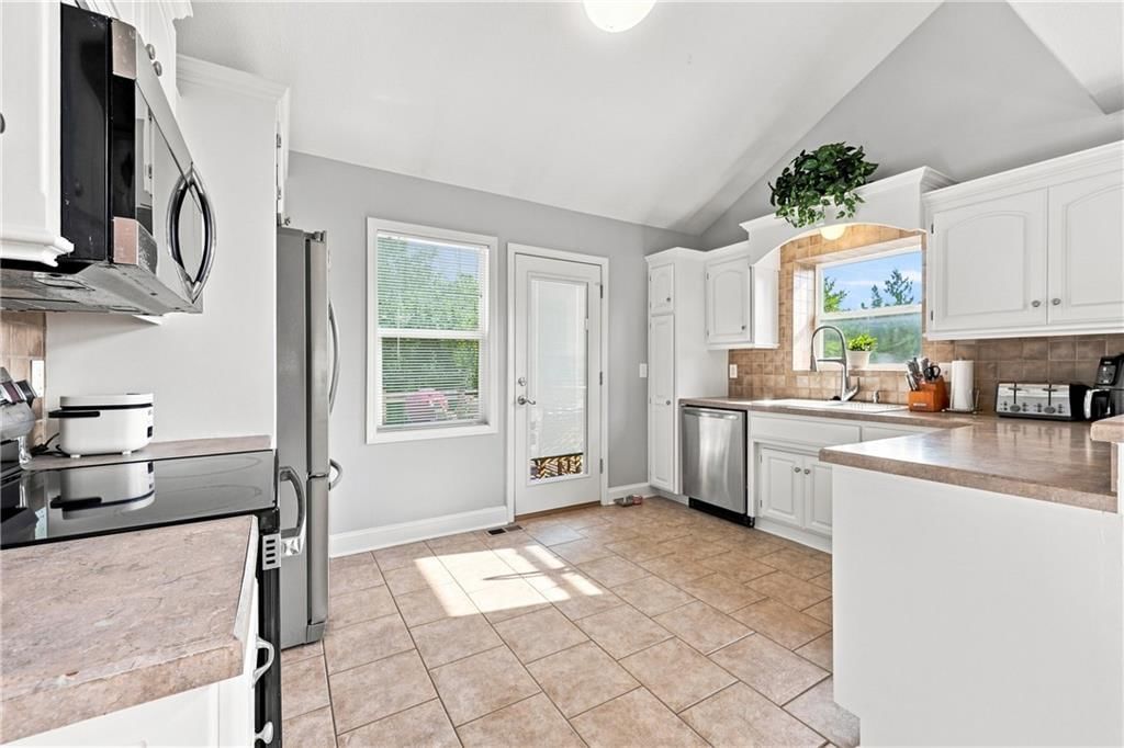 Photo 6 of 39 - 1208 NW Cedar Lane, Grain Valley, MO 64029