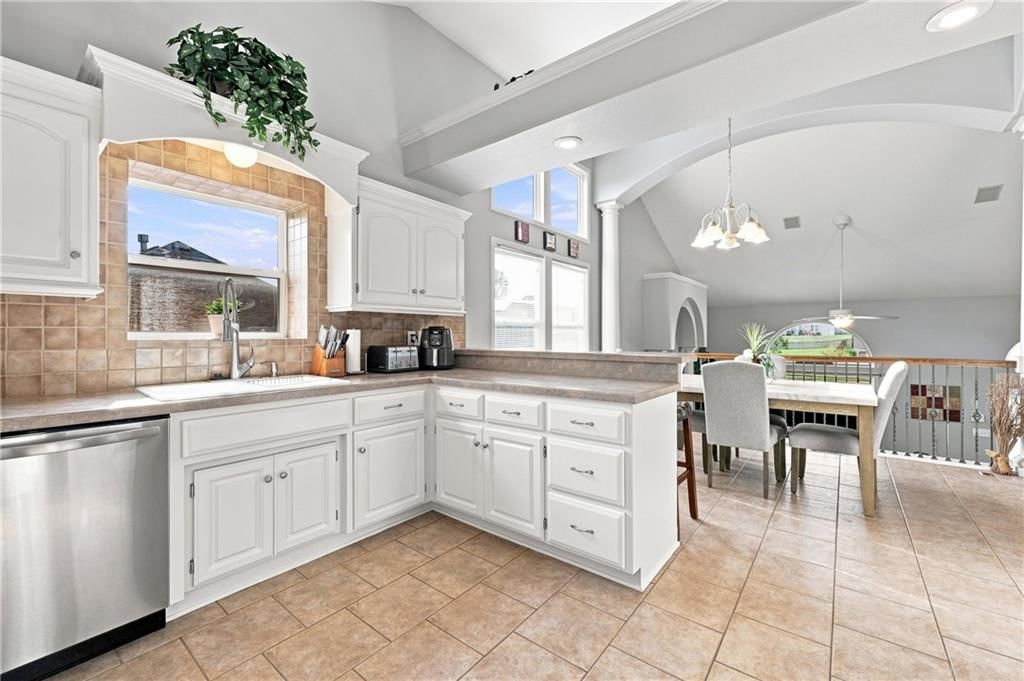 Photo 8 of 39 - 1208 NW Cedar Lane, Grain Valley, MO 64029