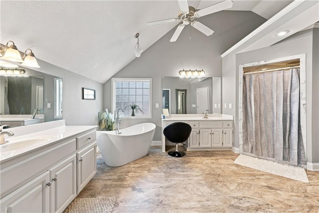 Photo 13 of 39 - 1208 NW Cedar Lane, Grain Valley, MO 64029