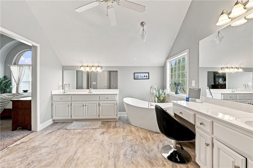 Photo 14 of 39 - 1208 NW Cedar Lane, Grain Valley, MO 64029
