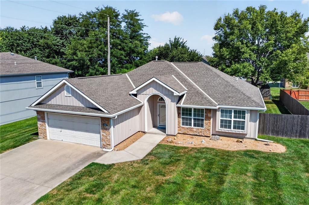 1116 Granada Drive, Raymore, MO: listing photo 2