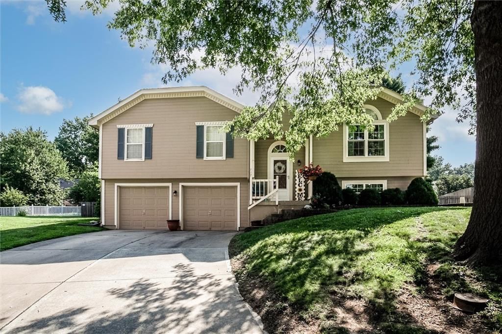 717 SE Pierre Court — photo 2