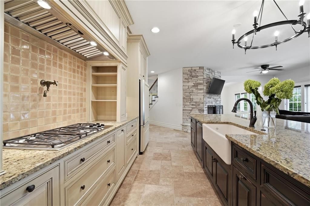 Gas range at 16199 Overbrook Lane, Stilwell, KS 66085
