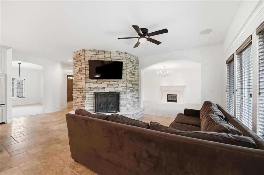 Photo 19 of 89 - 16199 Overbrook Lane, Stilwell, KS 66085