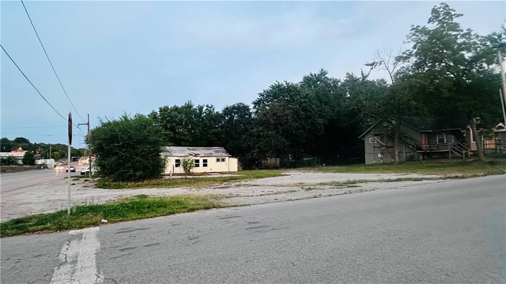 10901 E Truman Road, Independence, MO: listing photo 2