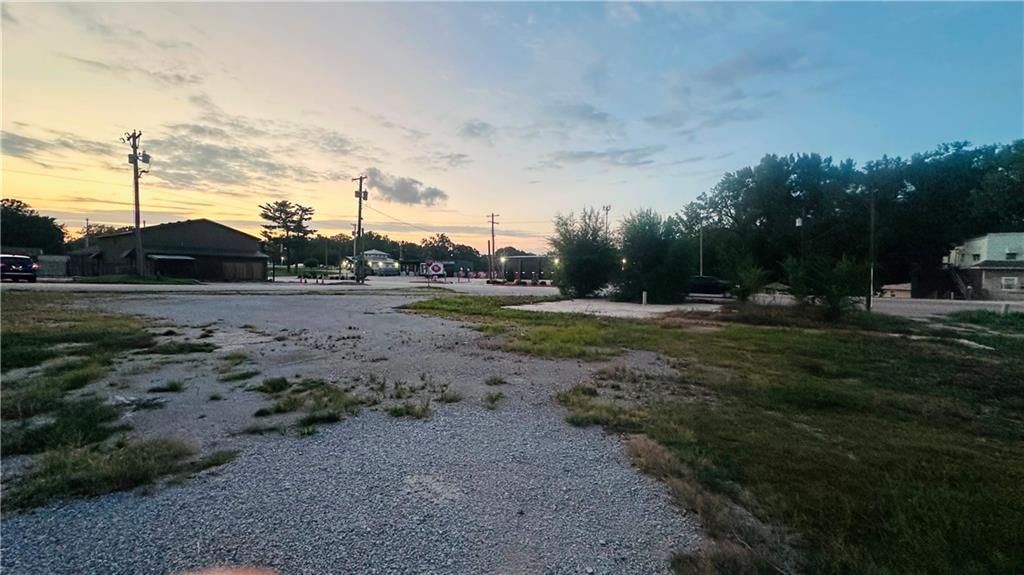 Photo 4 of 13 - 10901 E Truman Road, Independence, MO 64052