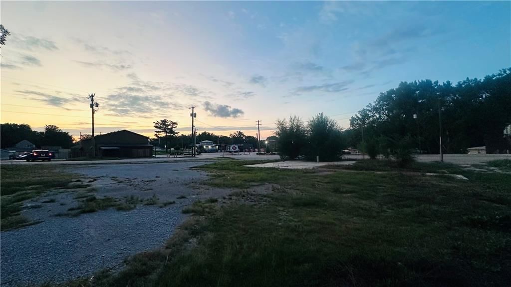 Photo 5 of 13 - 10901 E Truman Road, Independence, MO 64052