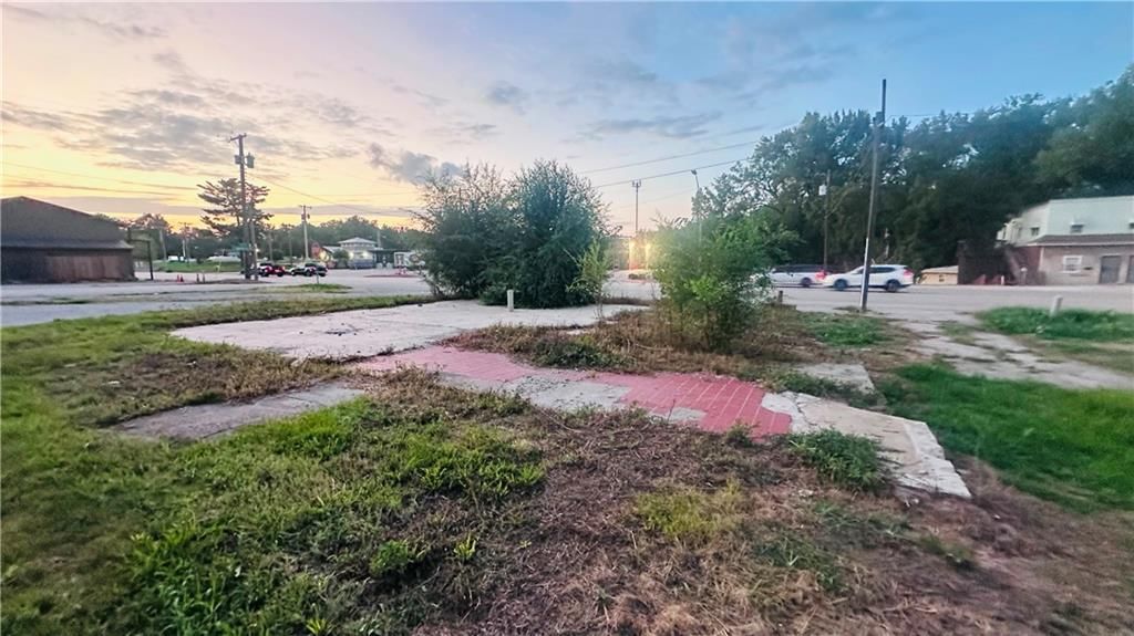 Photo 6 of 13 - 10901 E Truman Road, Independence, MO 64052