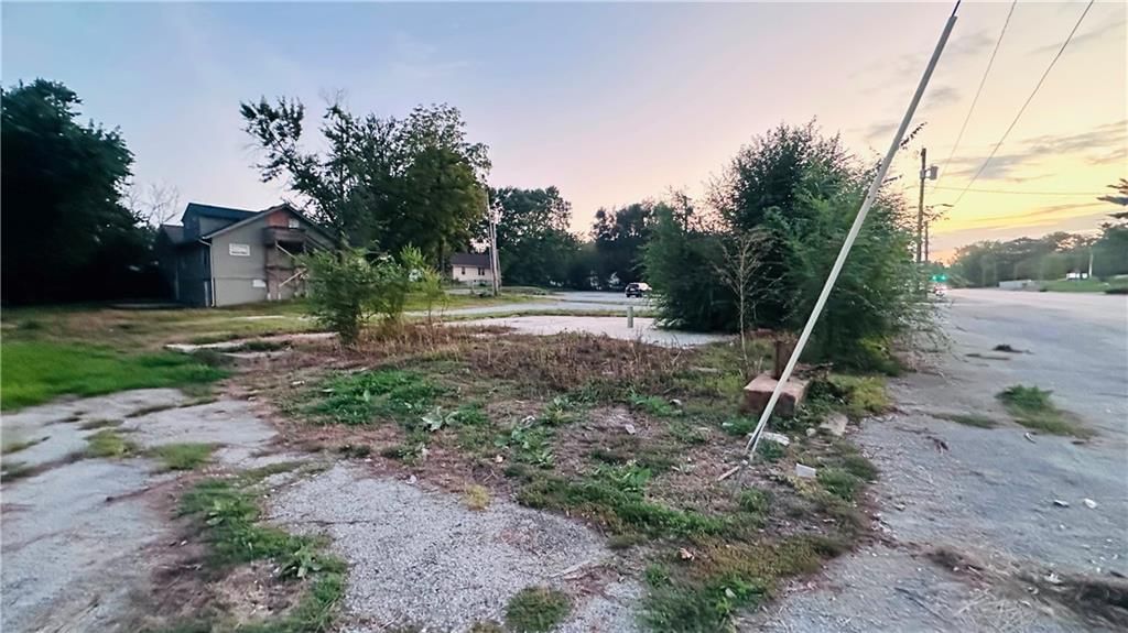 Photo 8 of 13 - 10901 E Truman Road, Independence, MO 64052