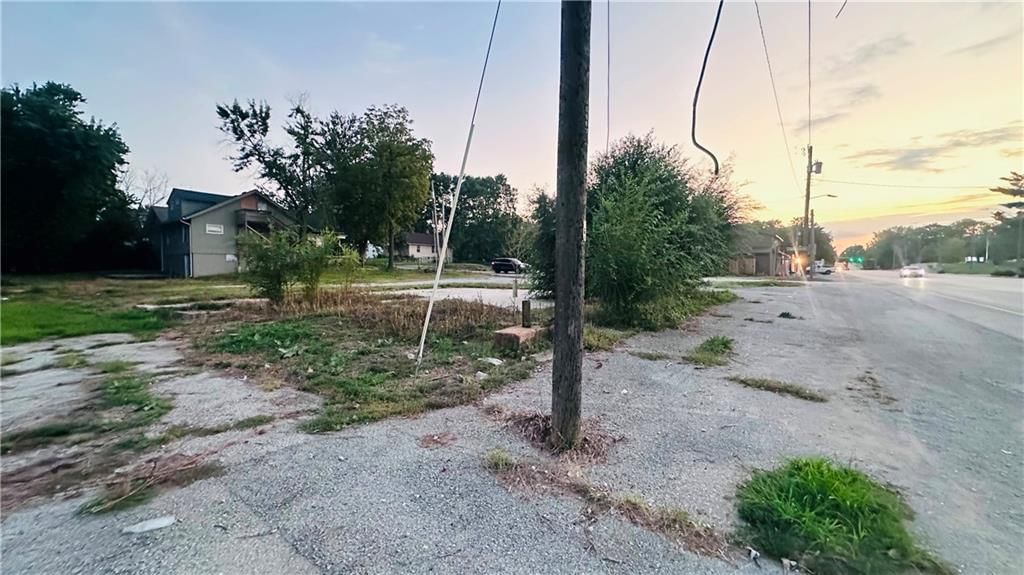 Photo 9 of 13 - 10901 E Truman Road, Independence, MO 64052