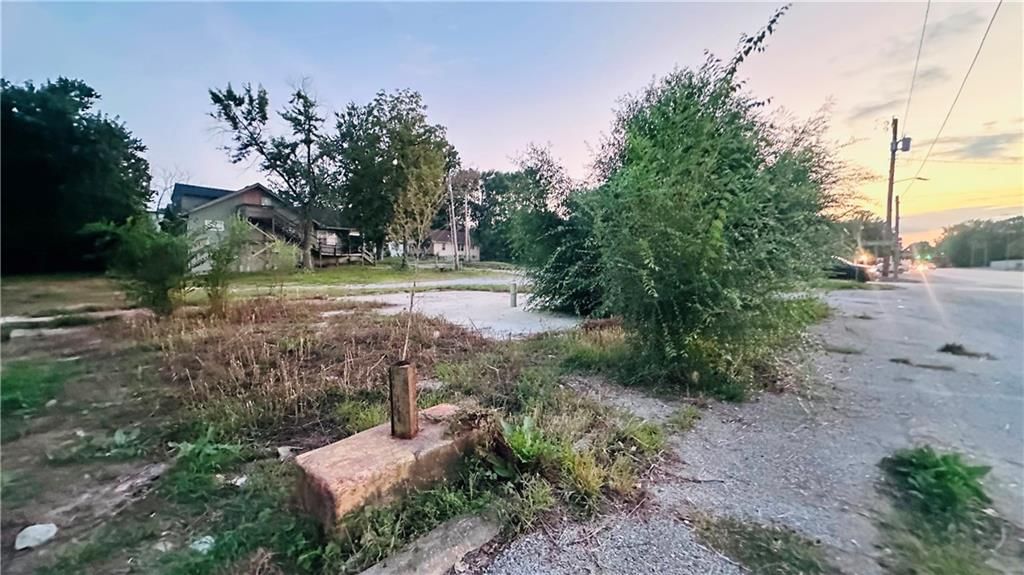 Photo 10 of 13 - 10901 E Truman Road, Independence, MO 64052