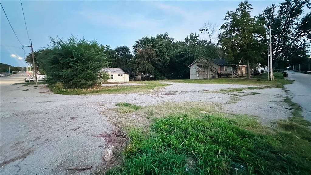 Photo 12 of 13 - 10901 E Truman Road, Independence, MO 64052