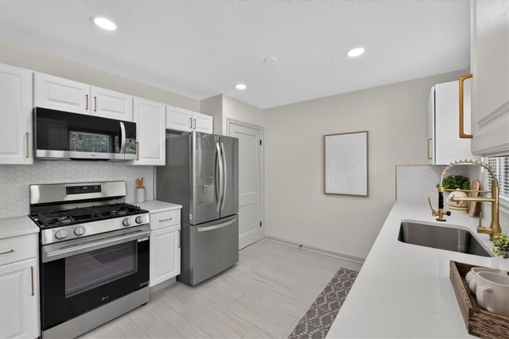 427 W 87th Terrace — photo 8