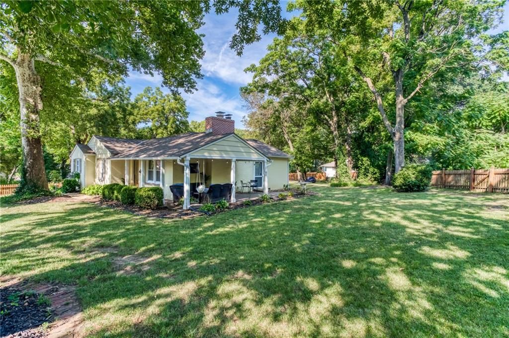 Photo 29 of 37 - 9814 W 57th Street, Merriam, KS 66203