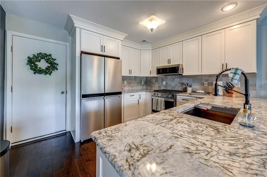 Photo 10 of 35 - 1616 N Hunter Drive, Olathe, KS 66051