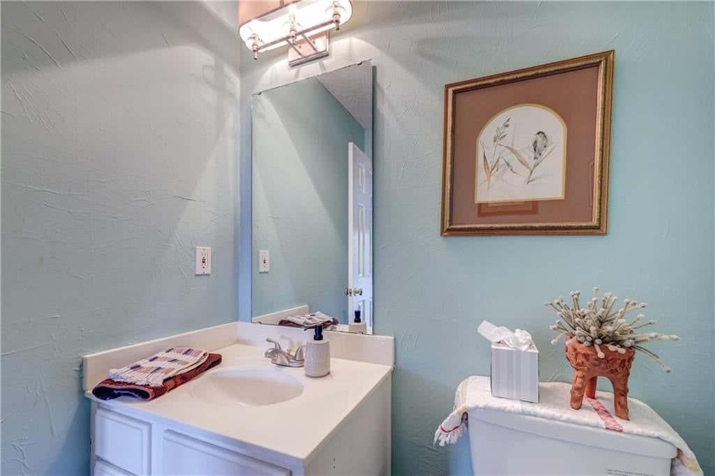 Photo 13 of 35 - 1616 N Hunter Drive, Olathe, KS 66051