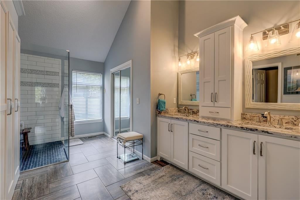 Photo 16 of 35 - 1616 N Hunter Drive, Olathe, KS 66051