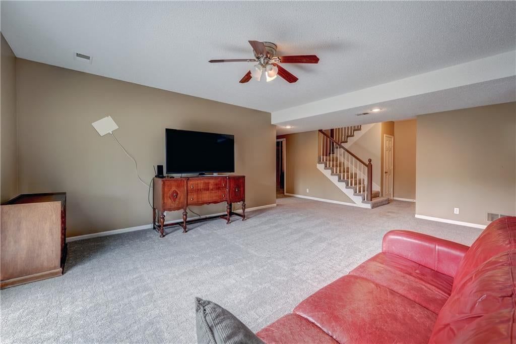 Photo 21 of 35 - 1616 N Hunter Drive, Olathe, KS 66051
