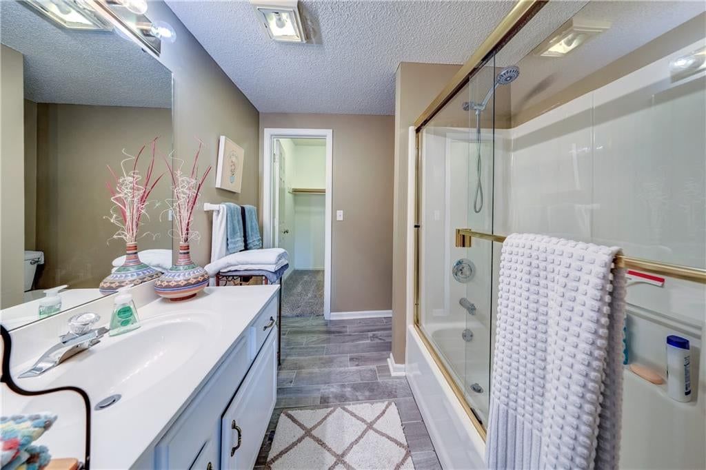 Photo 24 of 35 - 1616 N Hunter Drive, Olathe, KS 66051
