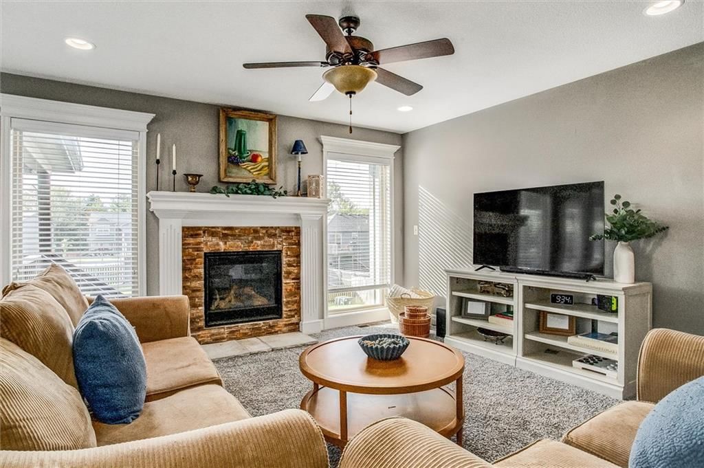 213 NE Hannah Court — photo 12