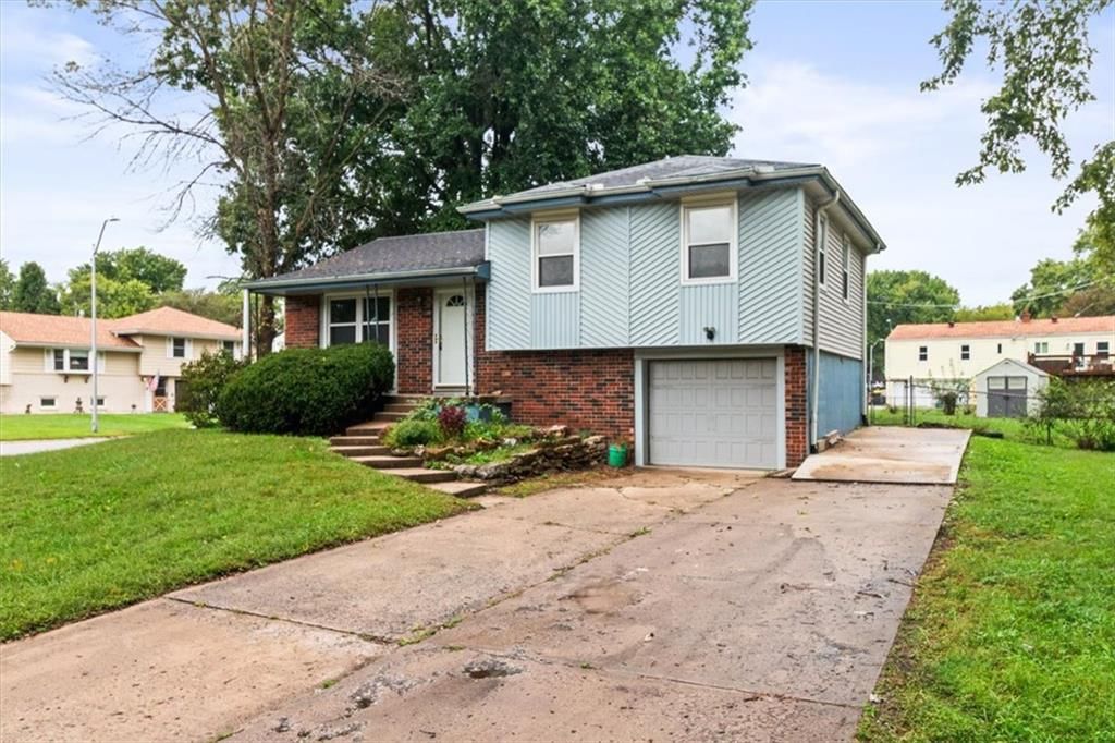 5200 NE 56th Place, Kansas City, MO: listing photo 2