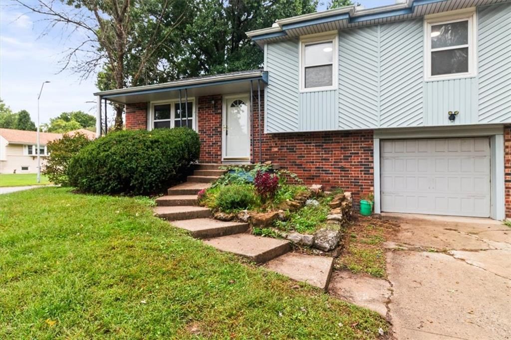 5200 NE 56th Place, Kansas City, MO: listing photo 3