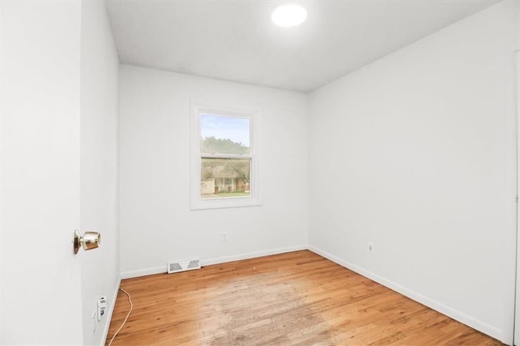 Photo 16 of 21 - 5200 NE 56th Place, Kansas City, MO 64119