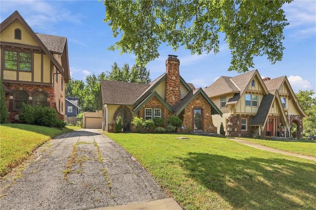 Photo 4 of 49 - 405 E Gregory Boulevard, Kansas City, MO 64131