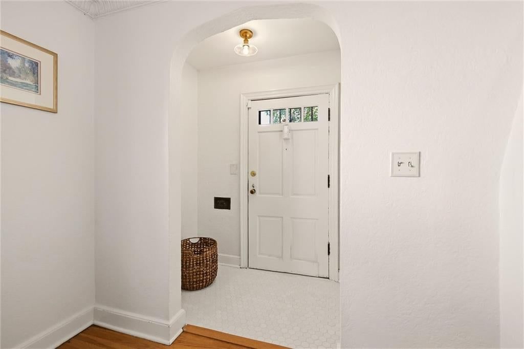 Photo 5 of 49 - 405 E Gregory Boulevard, Kansas City, MO 64131