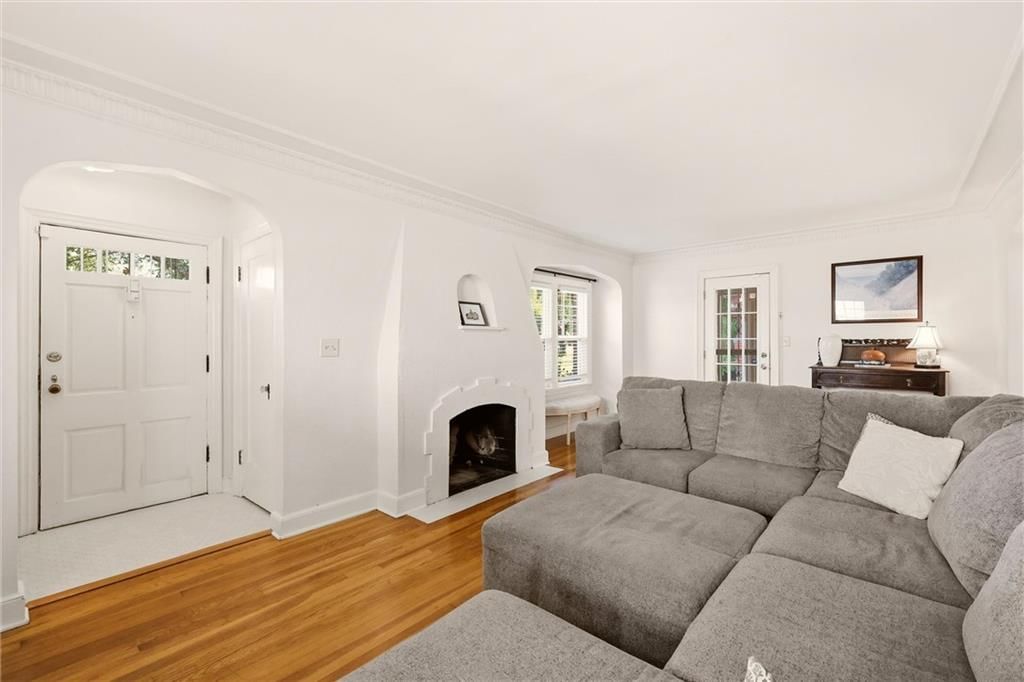 Photo 7 of 49 - 405 E Gregory Boulevard, Kansas City, MO 64131