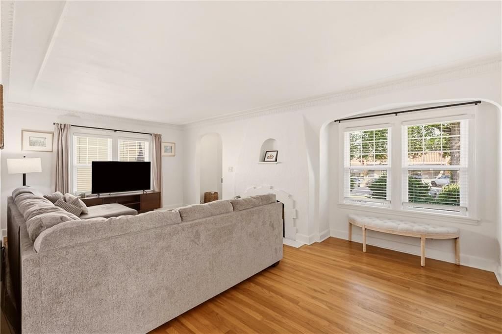 Photo 9 of 49 - 405 E Gregory Boulevard, Kansas City, MO 64131