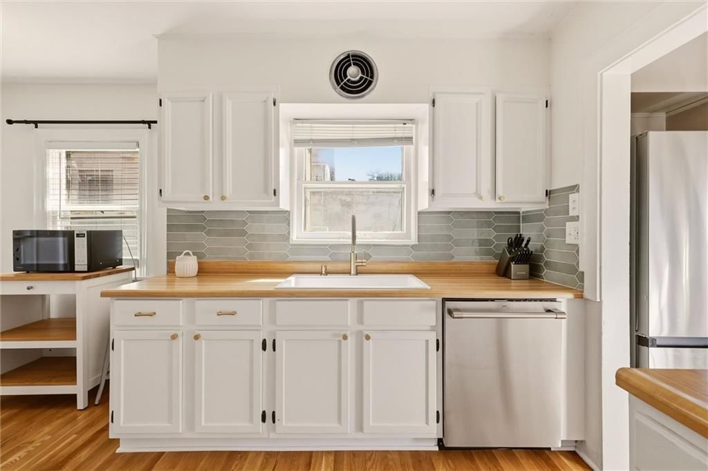Photo 14 of 49 - 405 E Gregory Boulevard, Kansas City, MO 64131