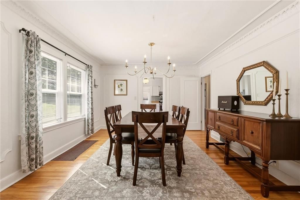 Statement lighting at 405 E Gregory Boulevard, Kansas City, MO 64131