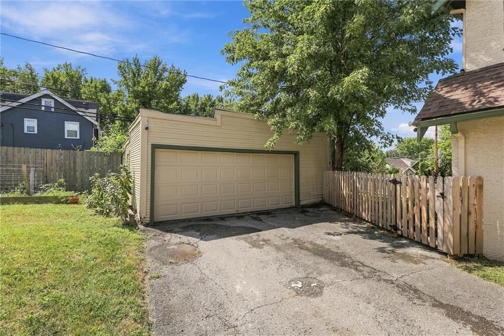 Photo 41 of 49 - 405 E Gregory Boulevard, Kansas City, MO 64131