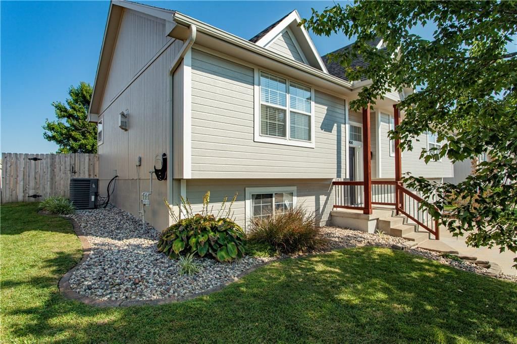 900 NW Poplar Court — photo 2