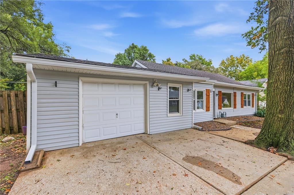 6104 W 53rd Terrace, Mission, KS: listing photo 2