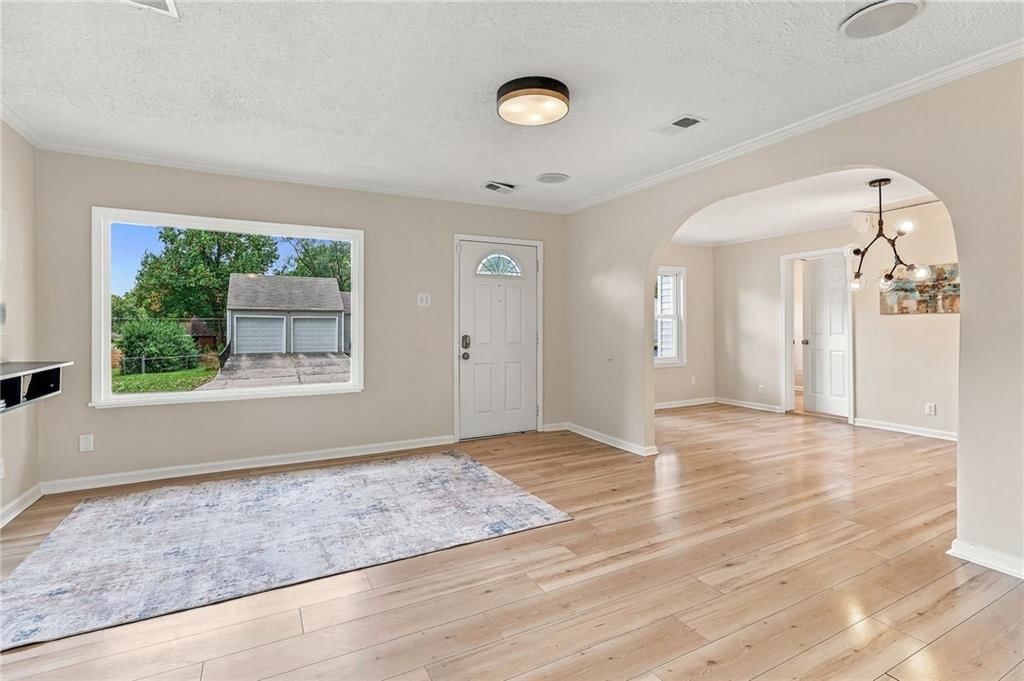 Photo 5 of 37 - 6104 W 53rd Terrace, Mission, KS 66204
