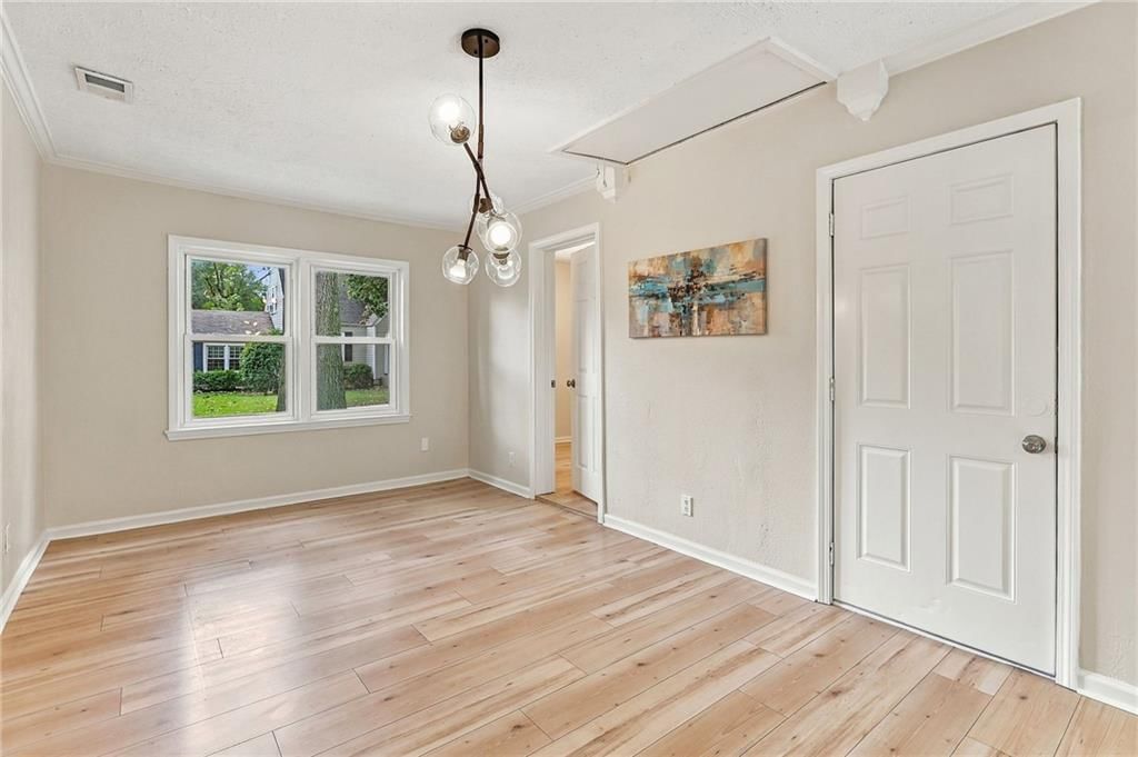Photo 10 of 37 - 6104 W 53rd Terrace, Mission, KS 66204