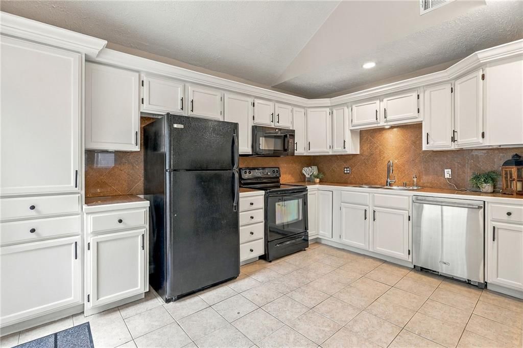 Photo 13 of 37 - 6104 W 53rd Terrace, Mission, KS 66204